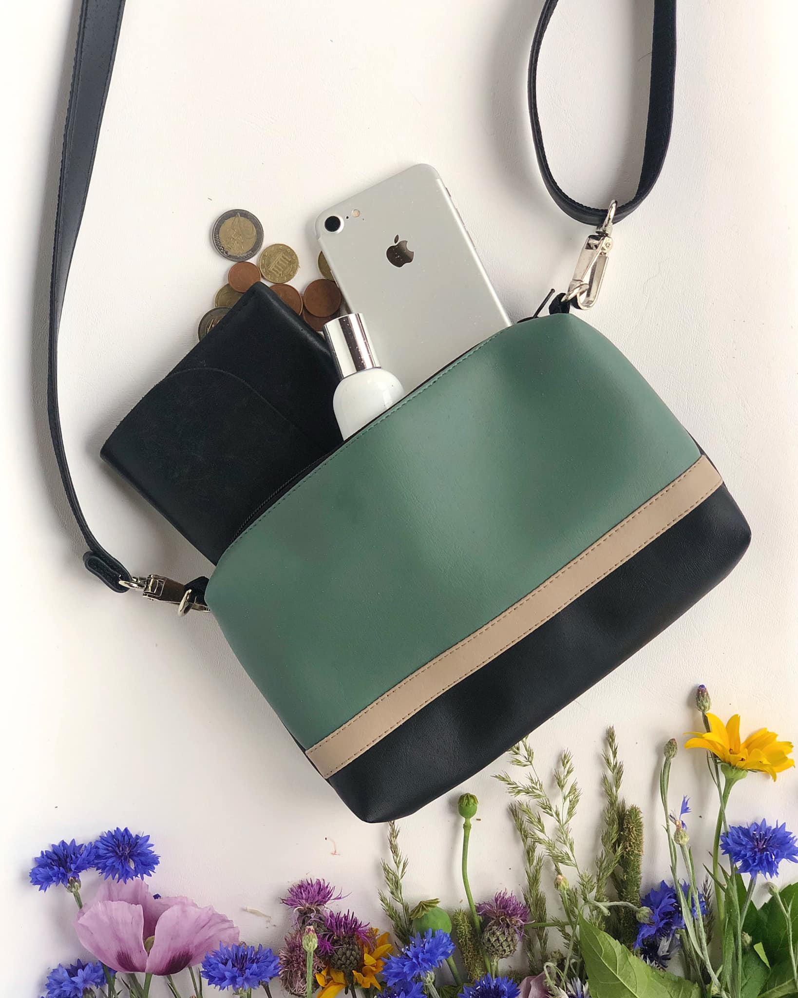 Rankinė su juostele 52