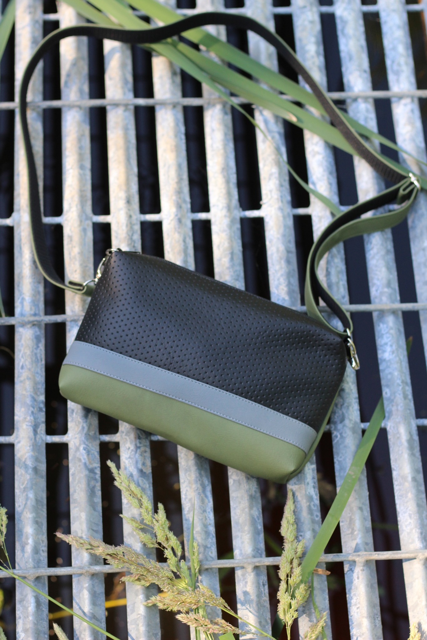 Rankinė su juostele 52