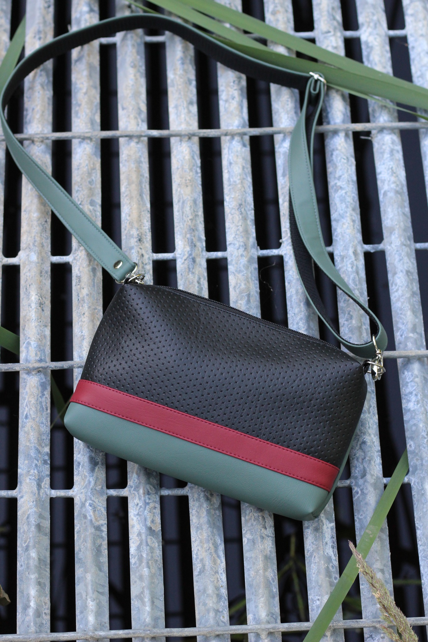 Rankinė su juostele 54