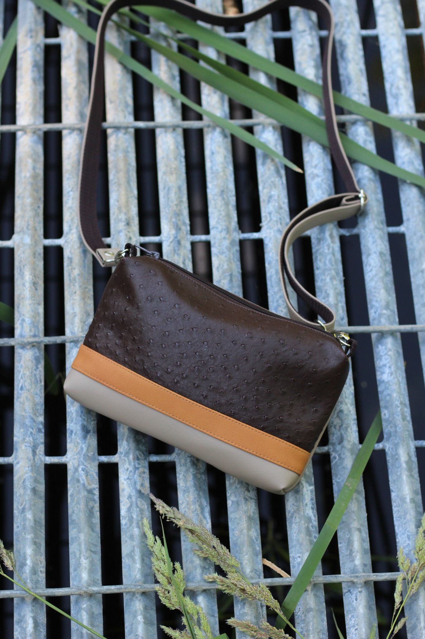 Rankinė su juostele 55