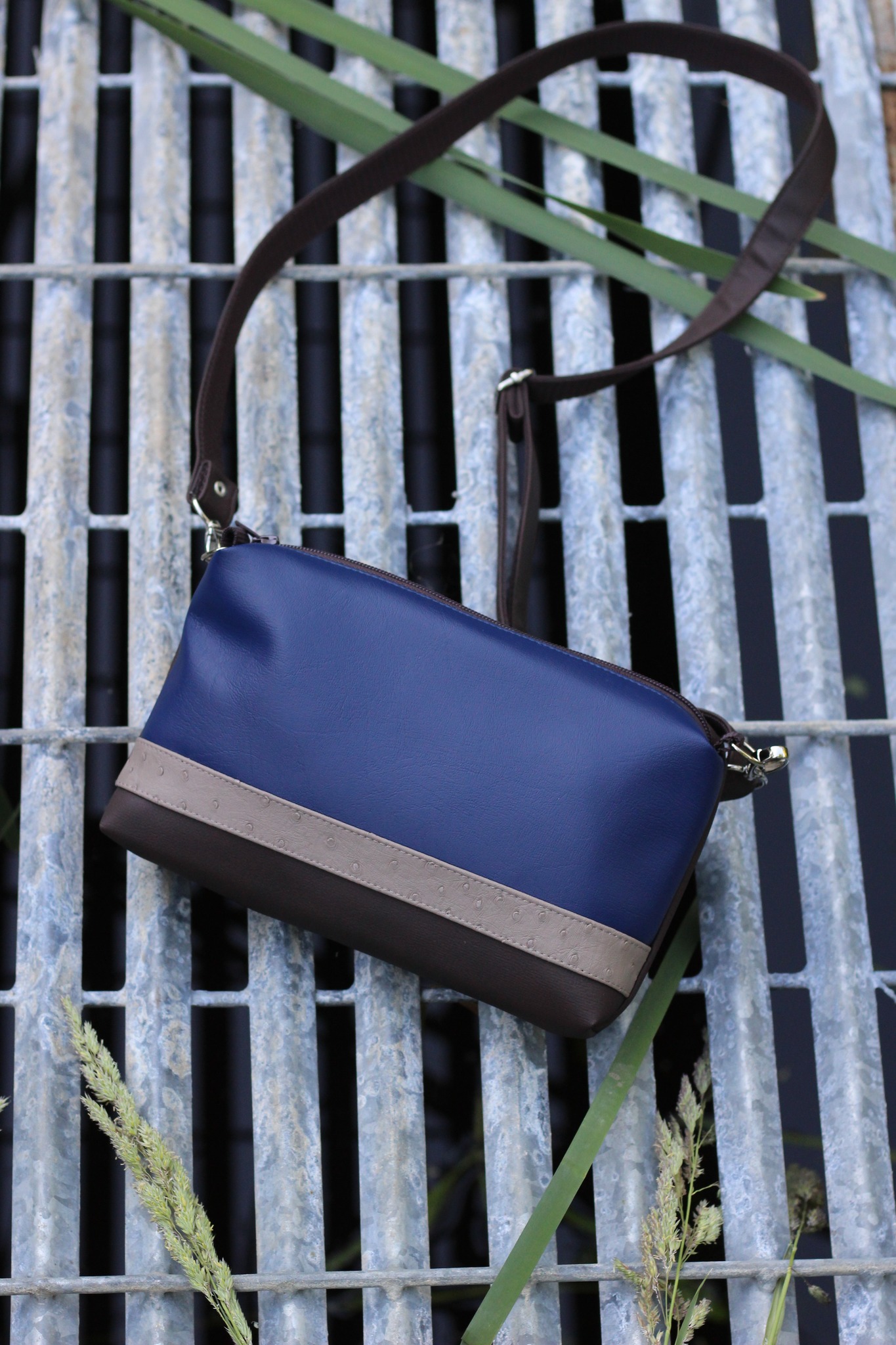 Rankinė su juostele 56