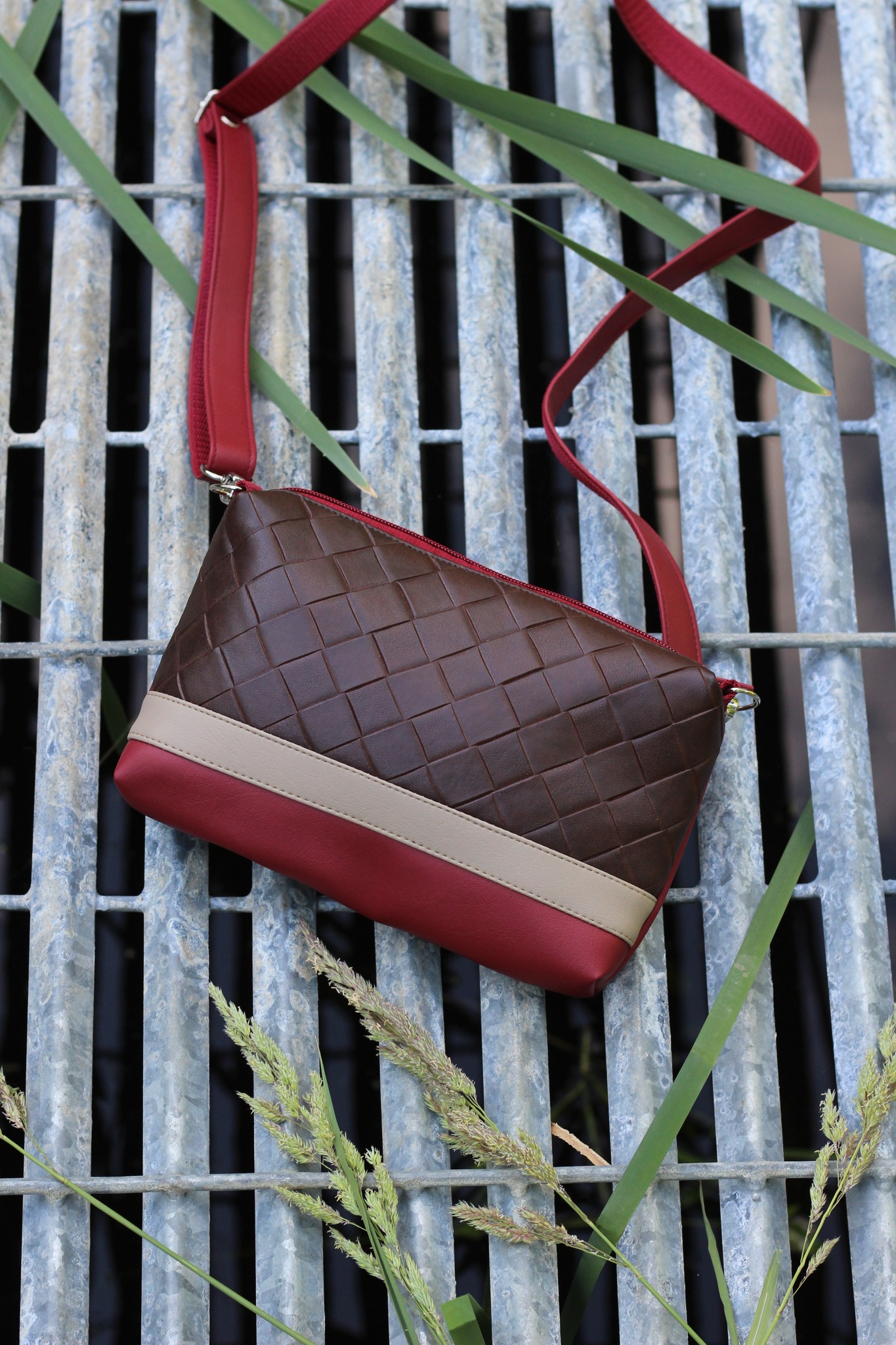 Rankinė su juostele 58