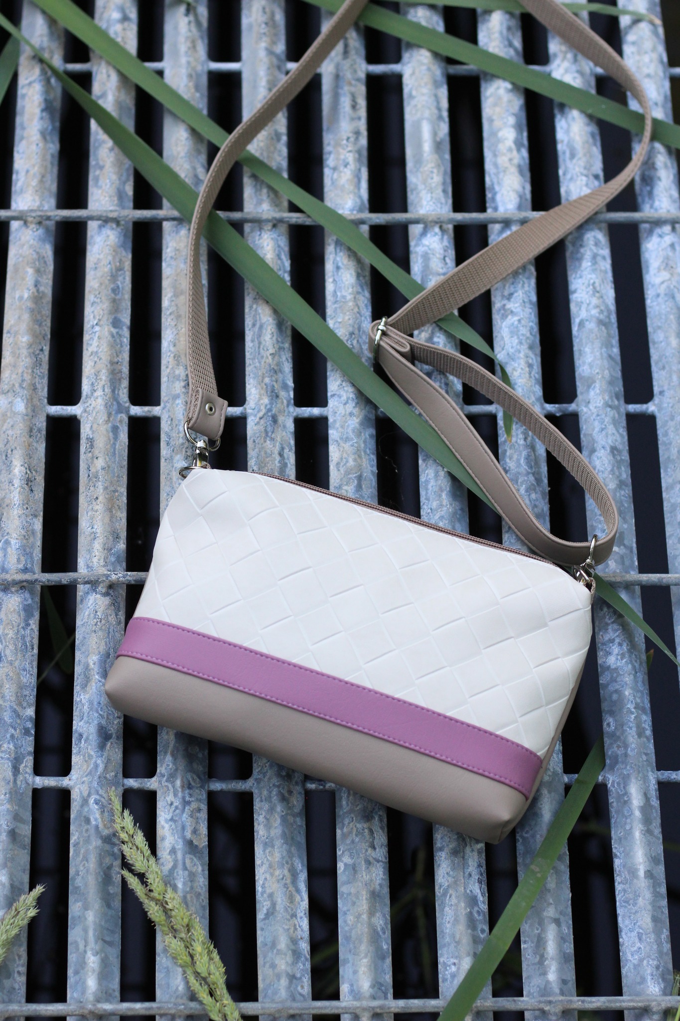 Rankinė su juostele 61