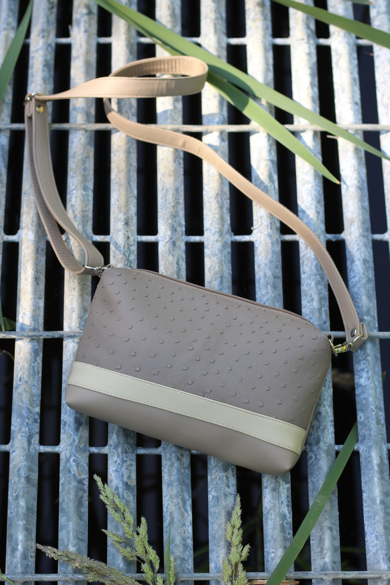 Rankinė su juostele 71