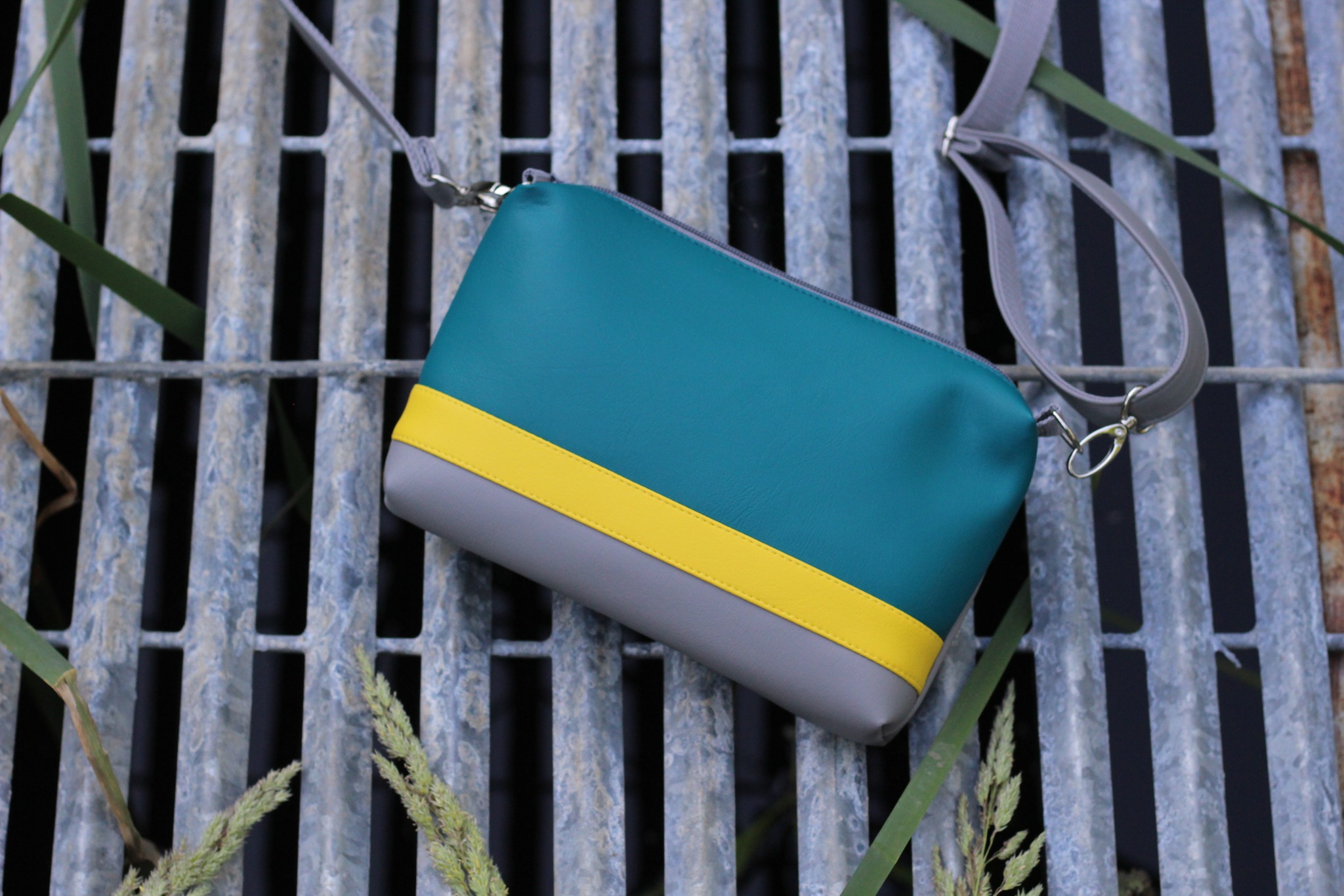 Rankinė su juostele 76