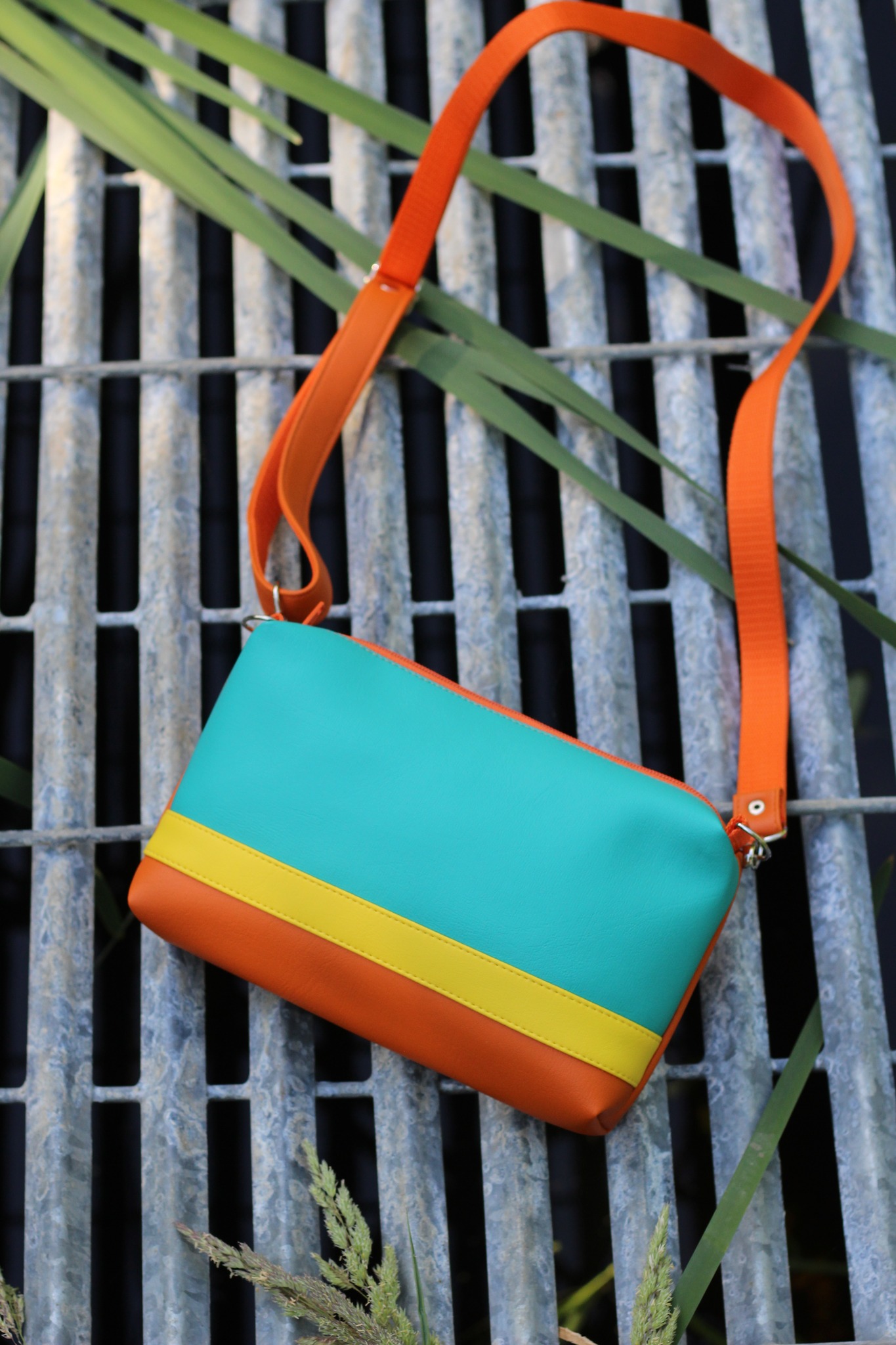 Rankinė su juostele 77