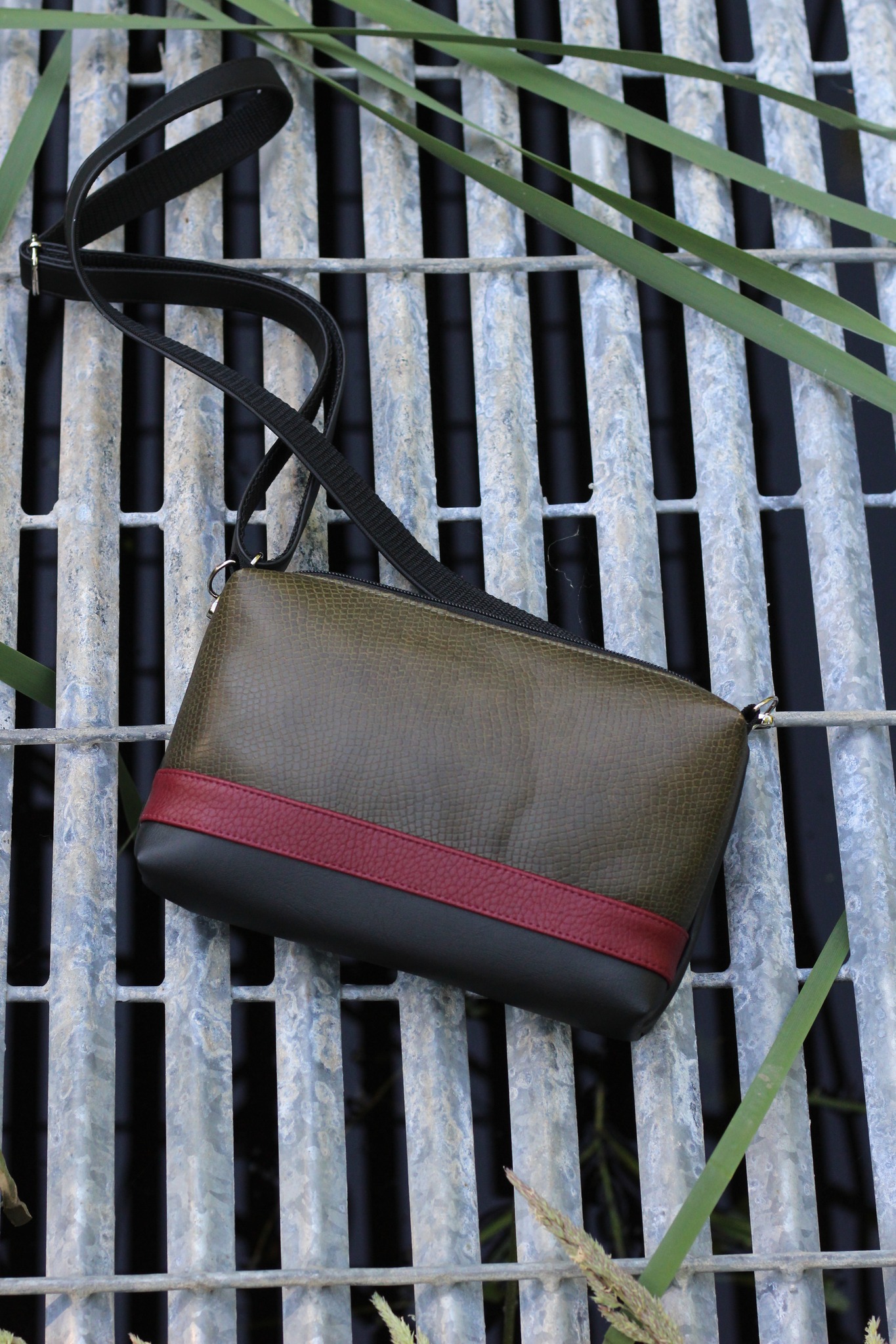 Rankinė su juostele 78