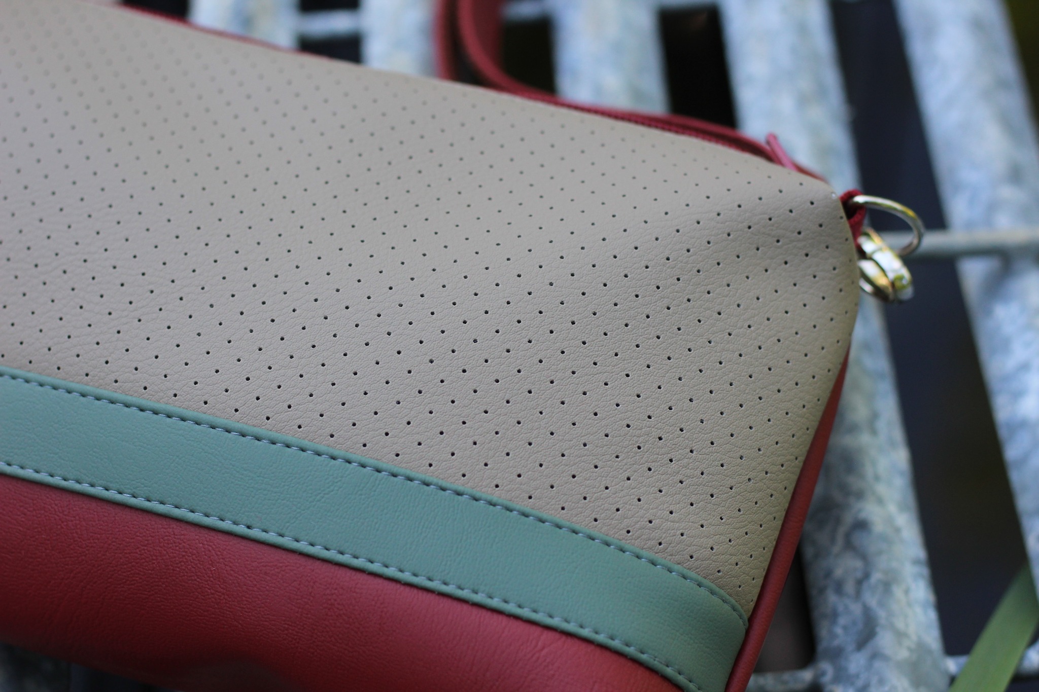 Rankinė su juostele 80