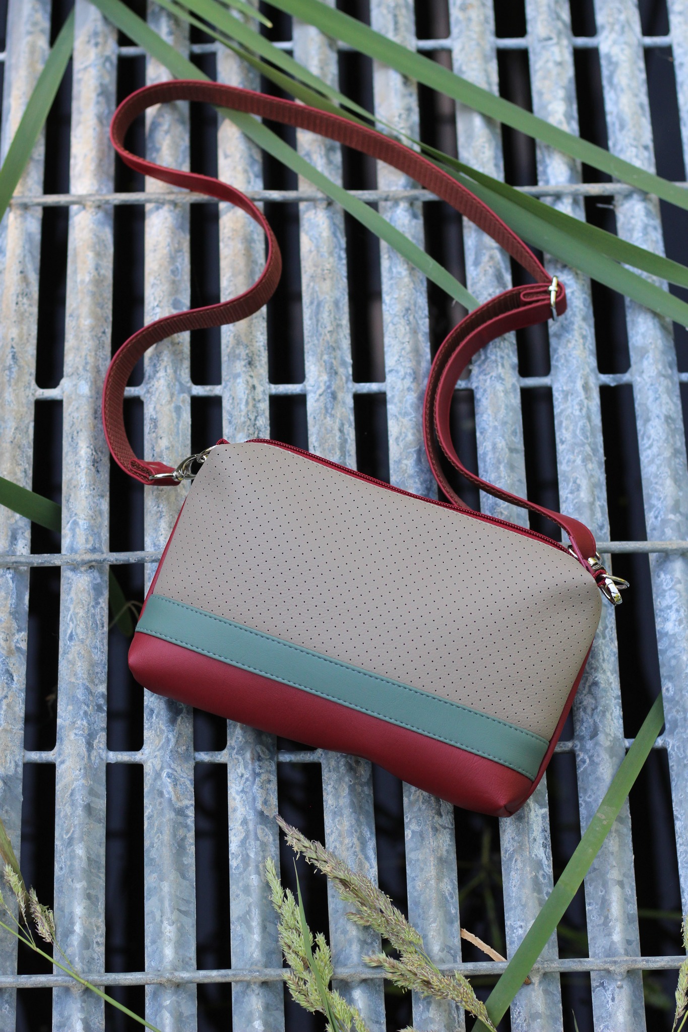 Rankinė su juostele 80