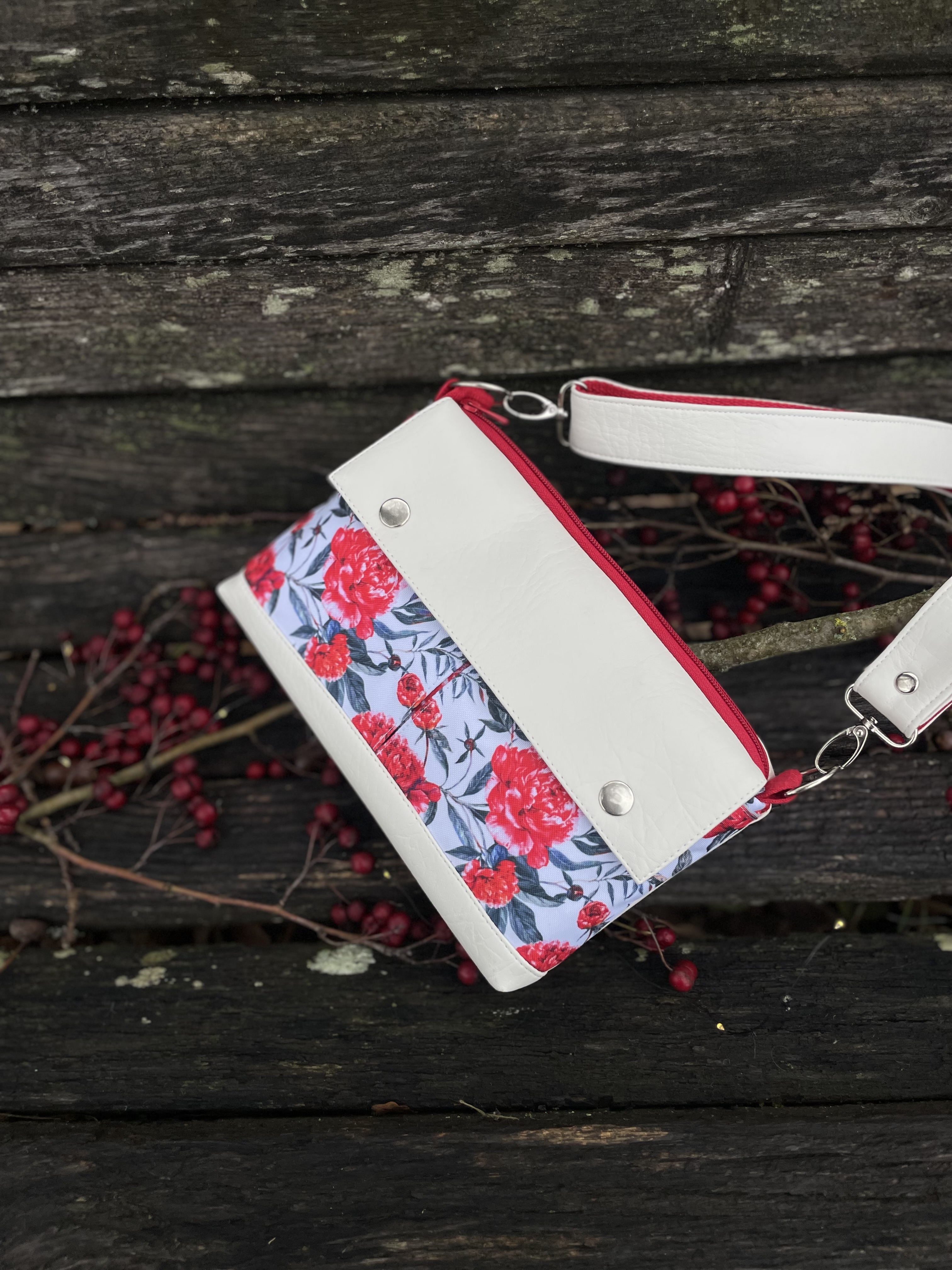 Rankinė su dviem kišenėmis priekyje 11