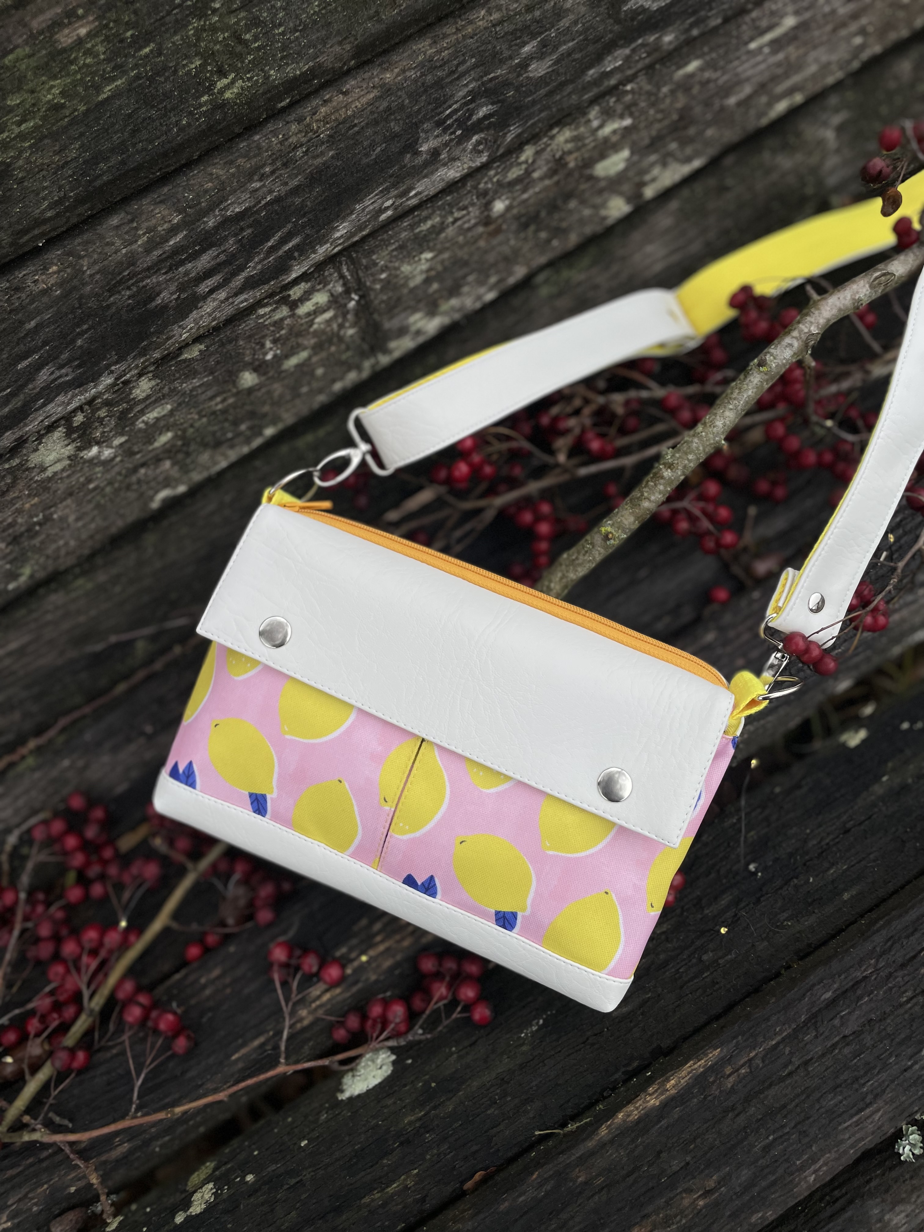 Rankinė su dviem kišenėmis priekyje 13