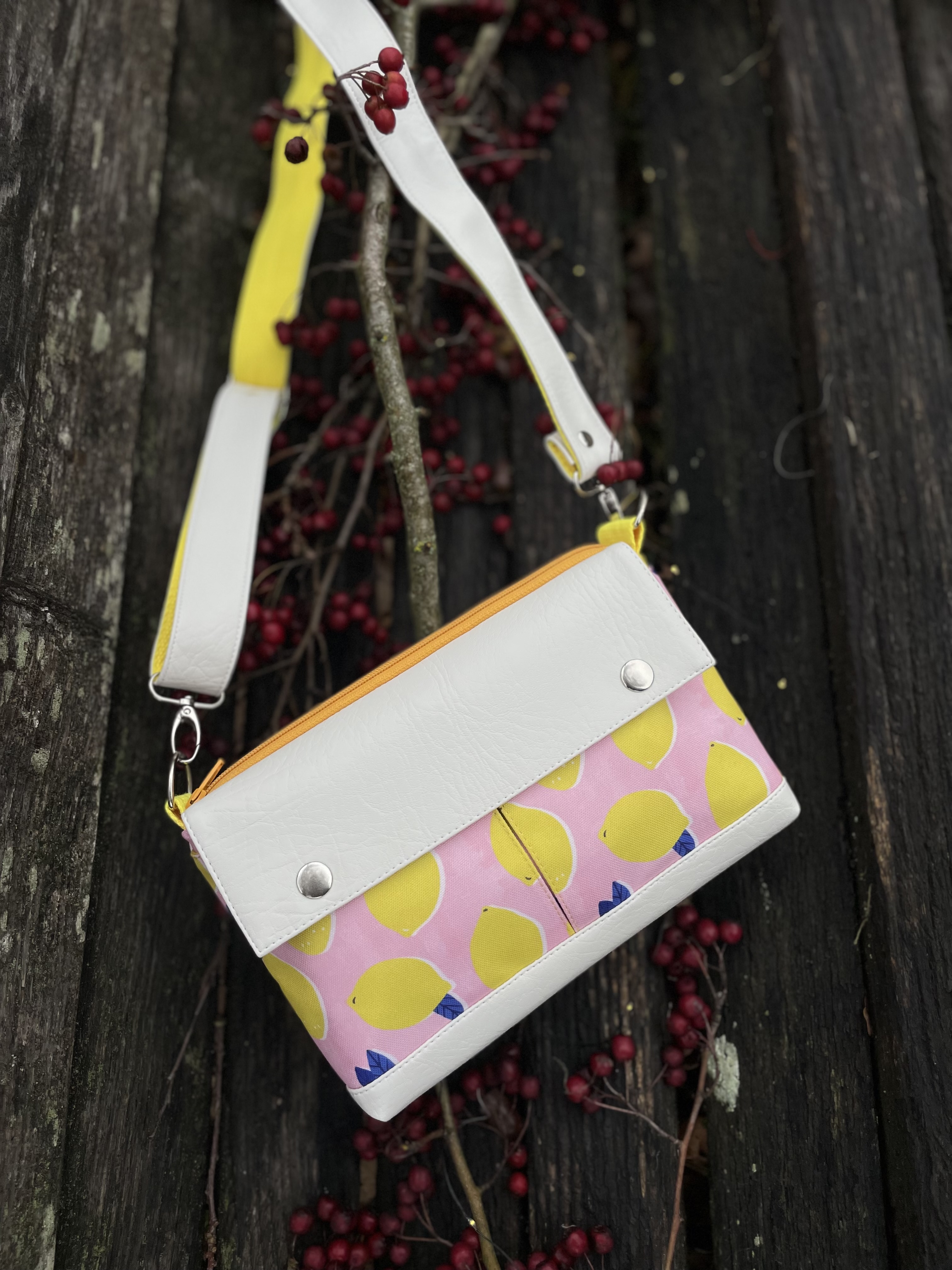 Rankinė su dviem kišenėmis priekyje 13