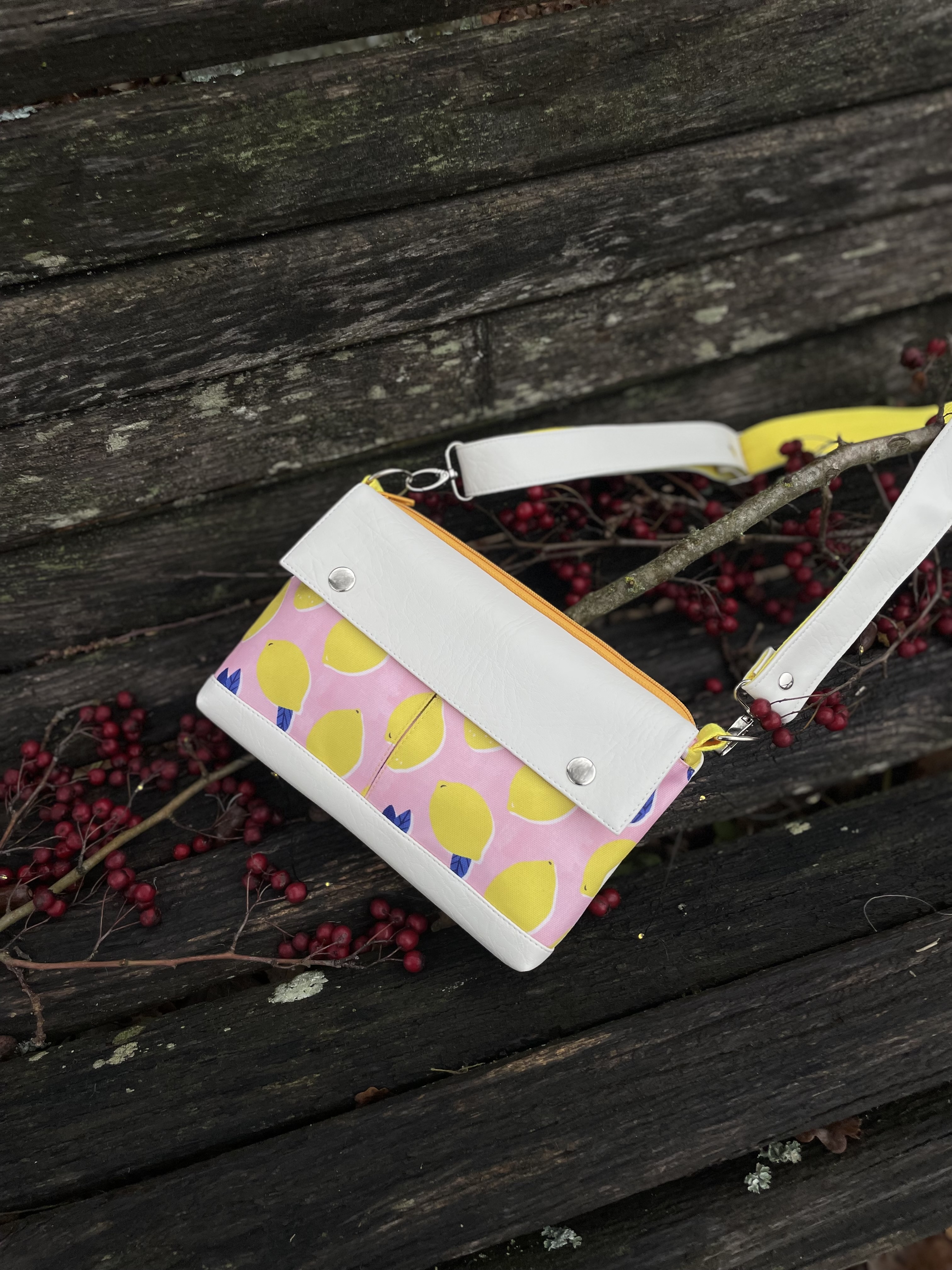 Rankinė su dviem kišenėmis priekyje 13