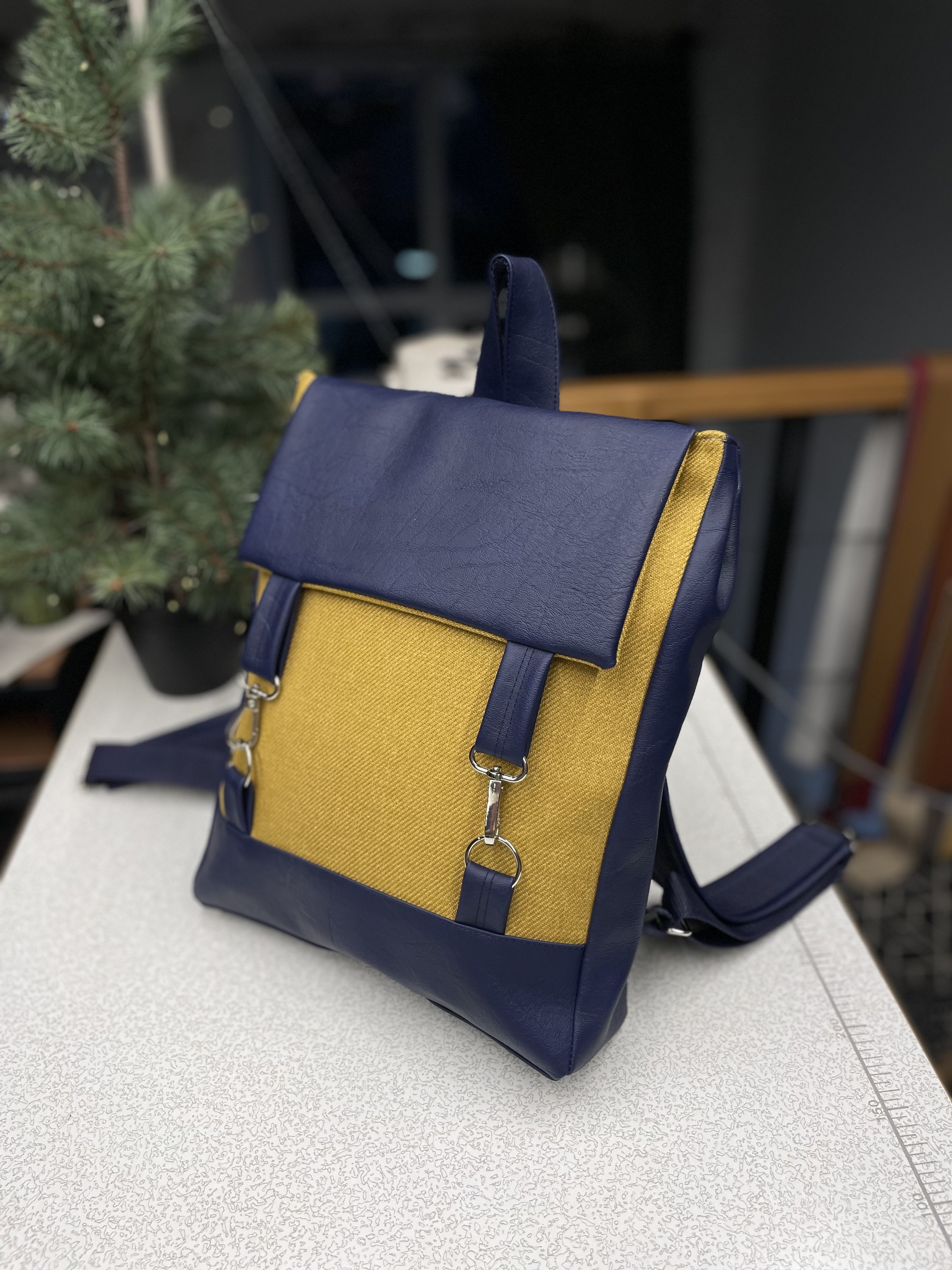 Kuprinė su karabinukais 