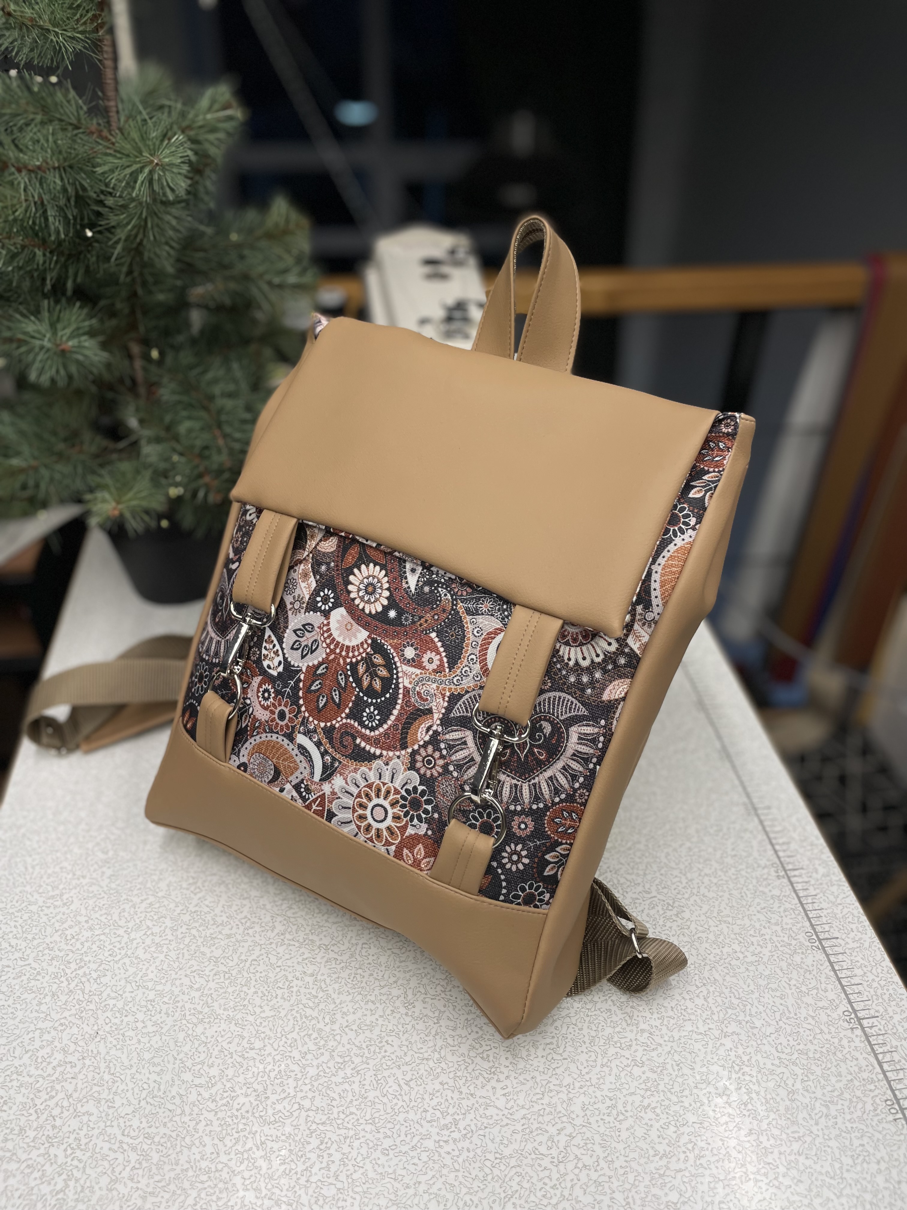 Kuprinė su karabinukais