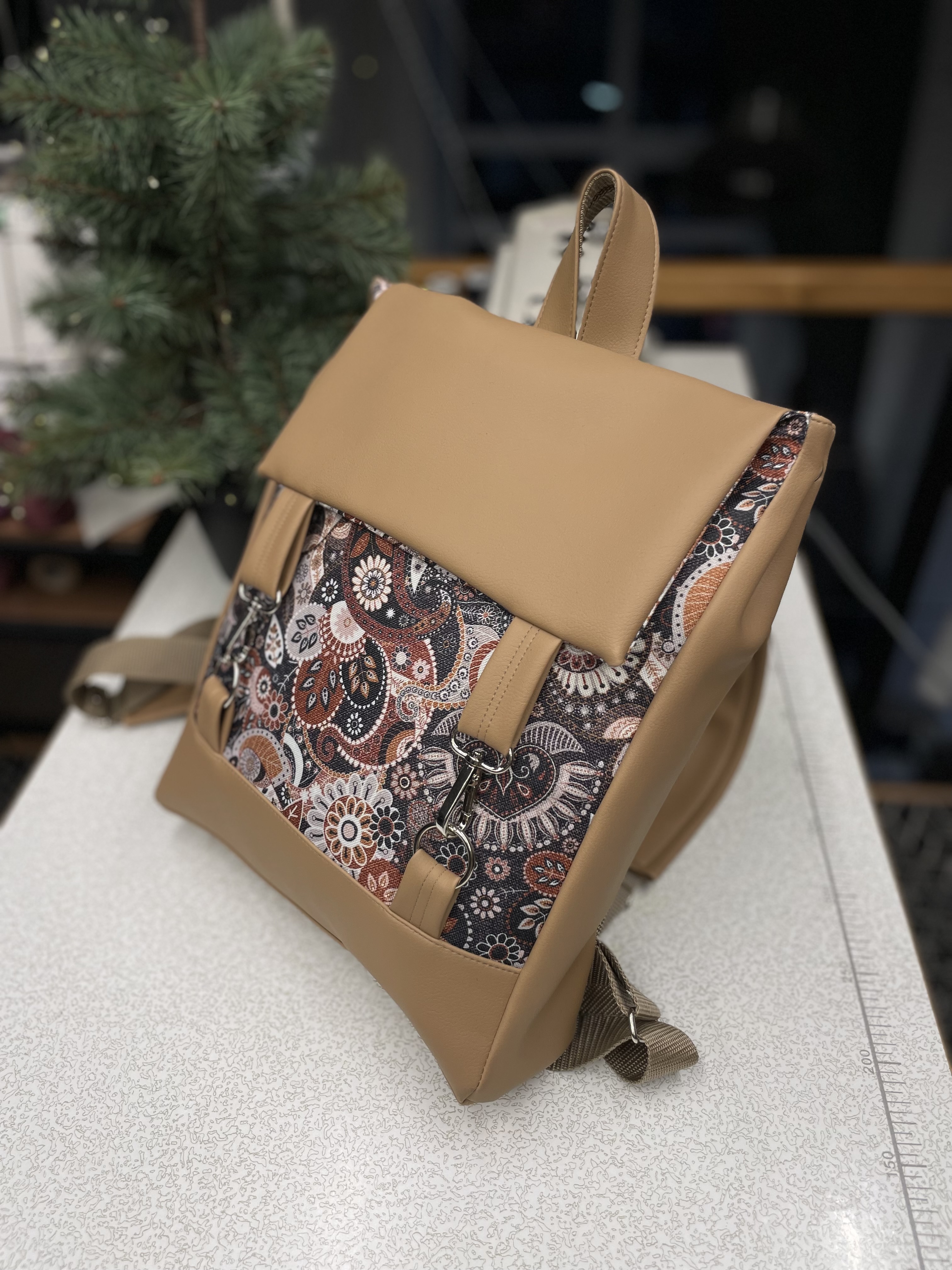 Kuprinė su karabinukais 