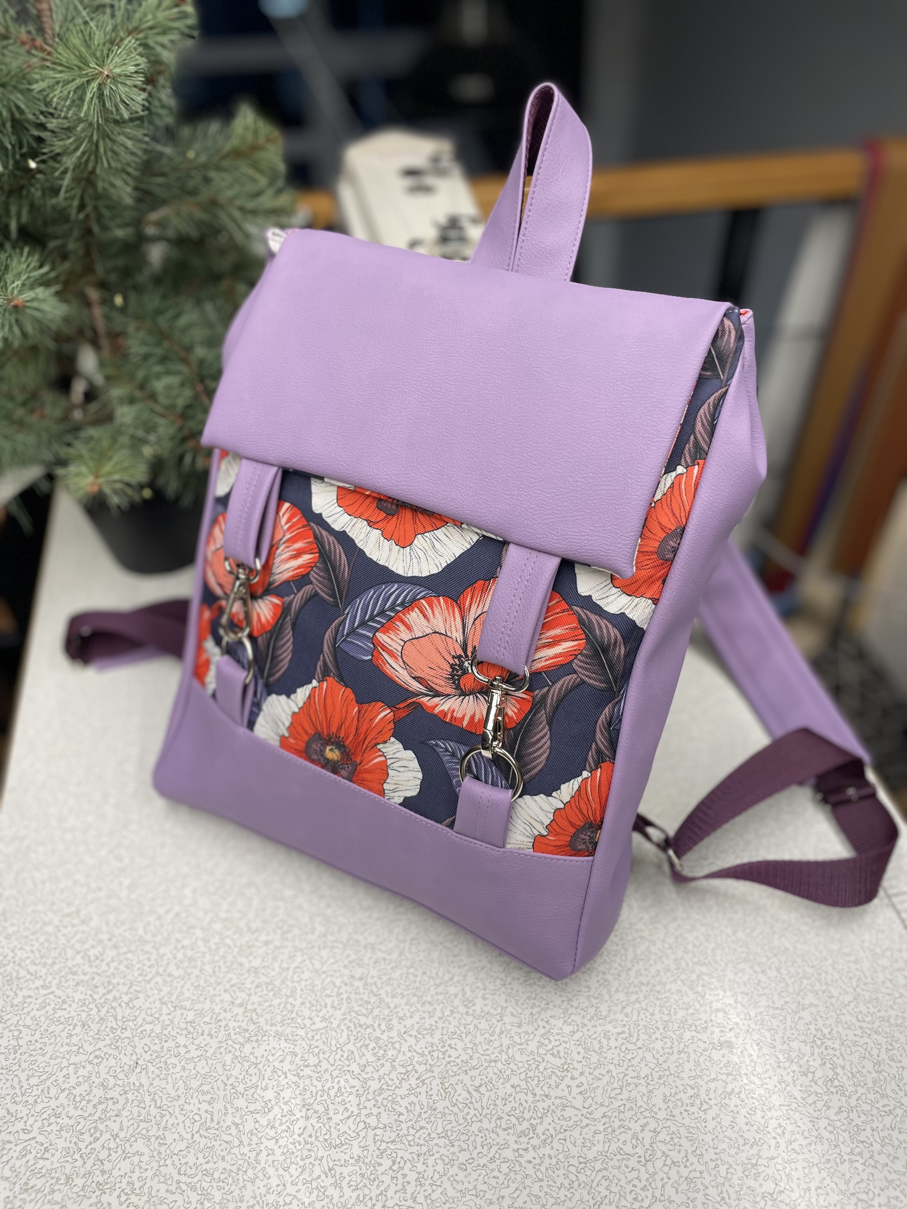 Kuprinė su karabinukais 