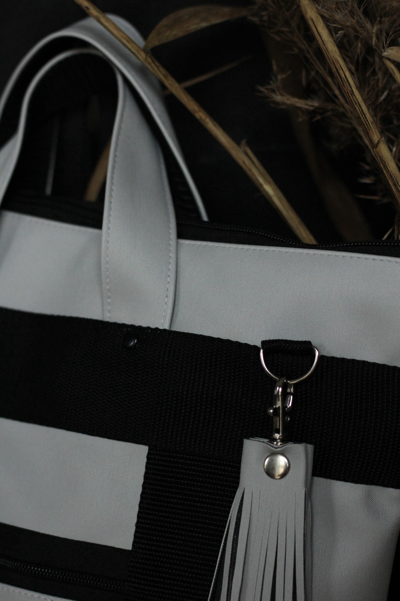 Didelė kuprinė su rankenėlėmis ir nusegamu kutu