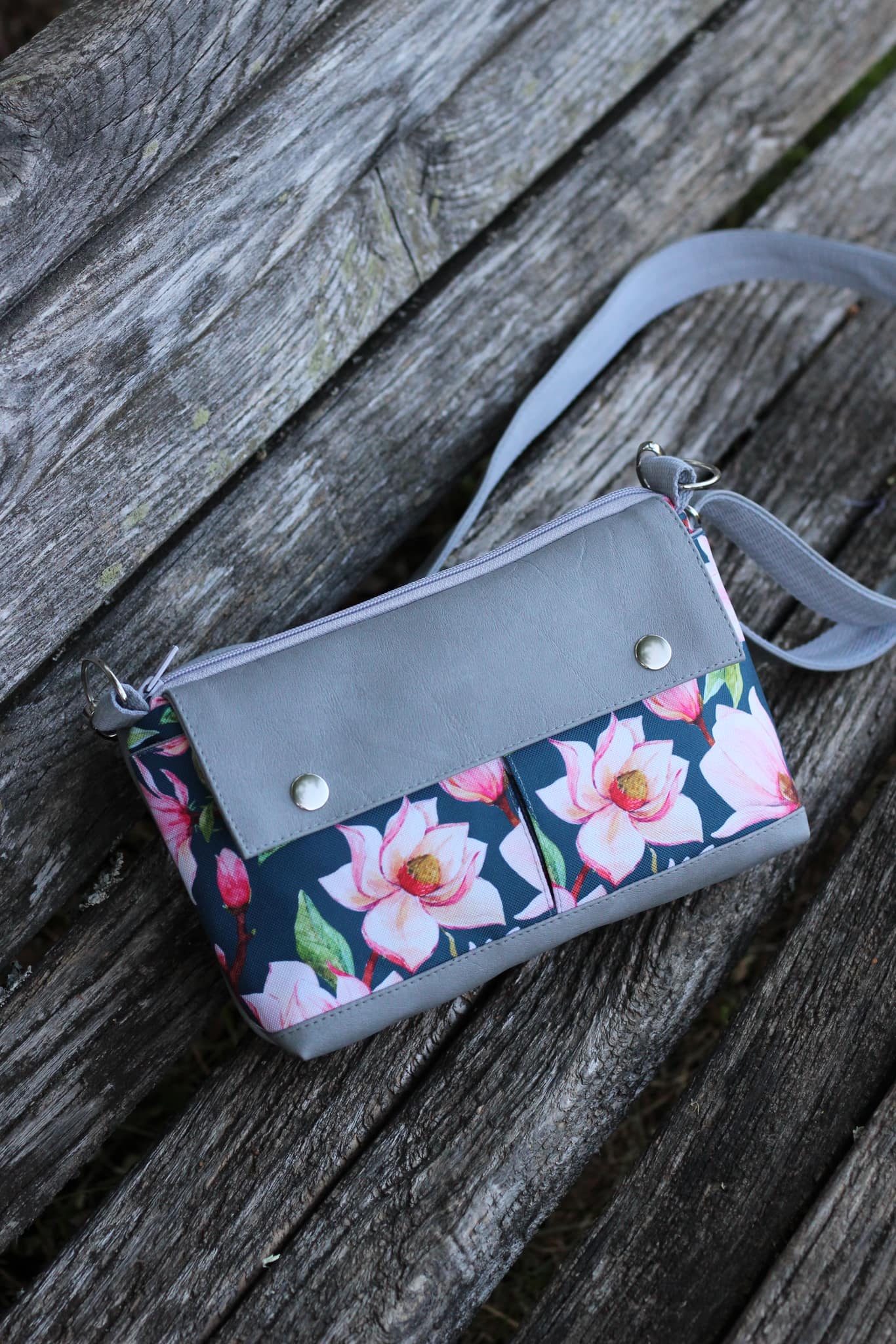 Rankinė su dviem kišenėmis priekyje