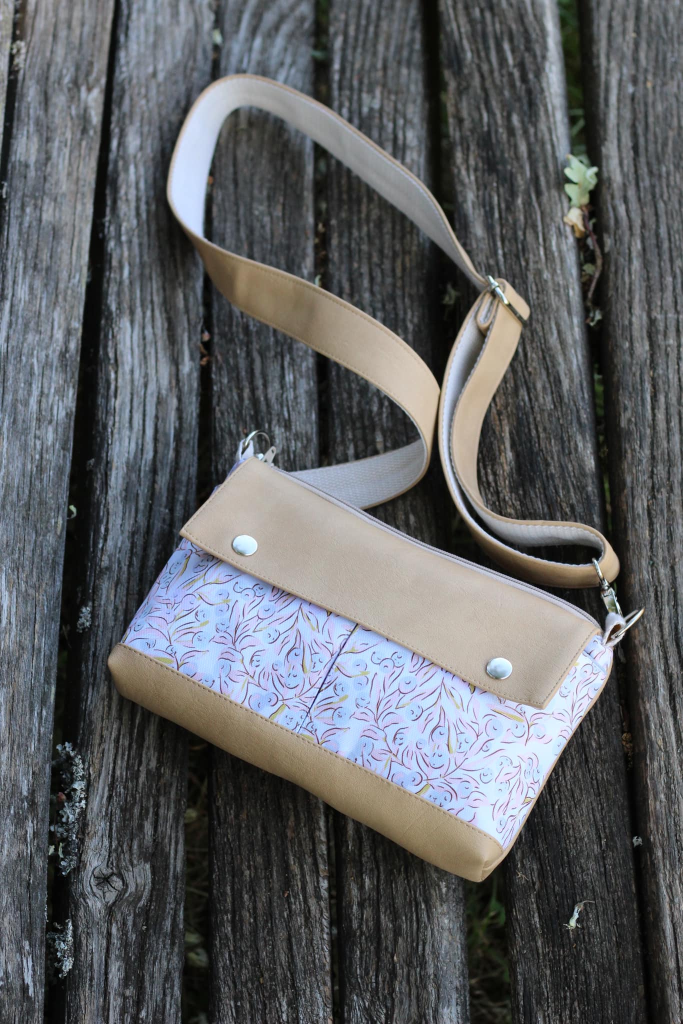 Rankinė su dviem kišenėmis priekyje