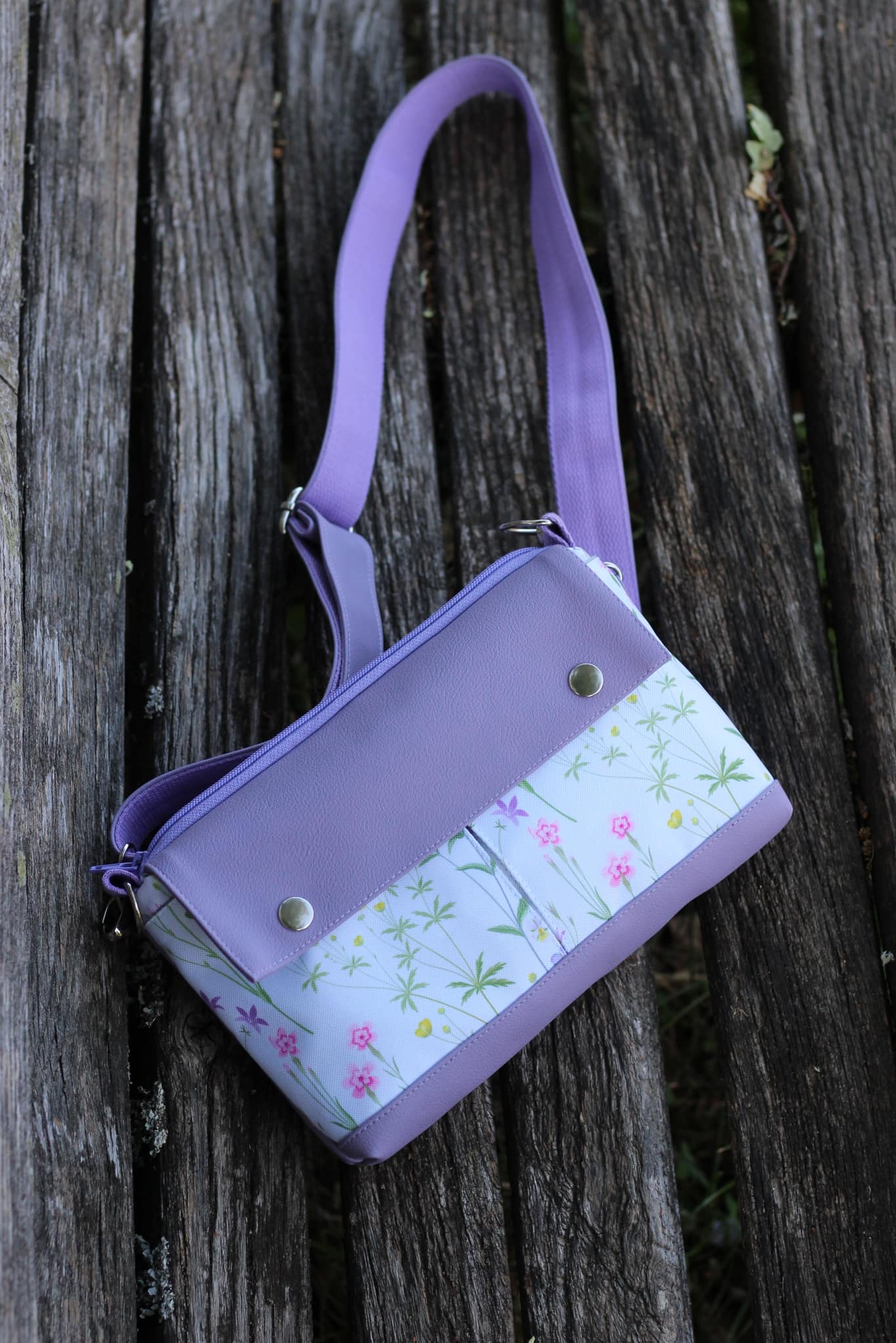 Rankinė su dviem kišenėmis priekyje