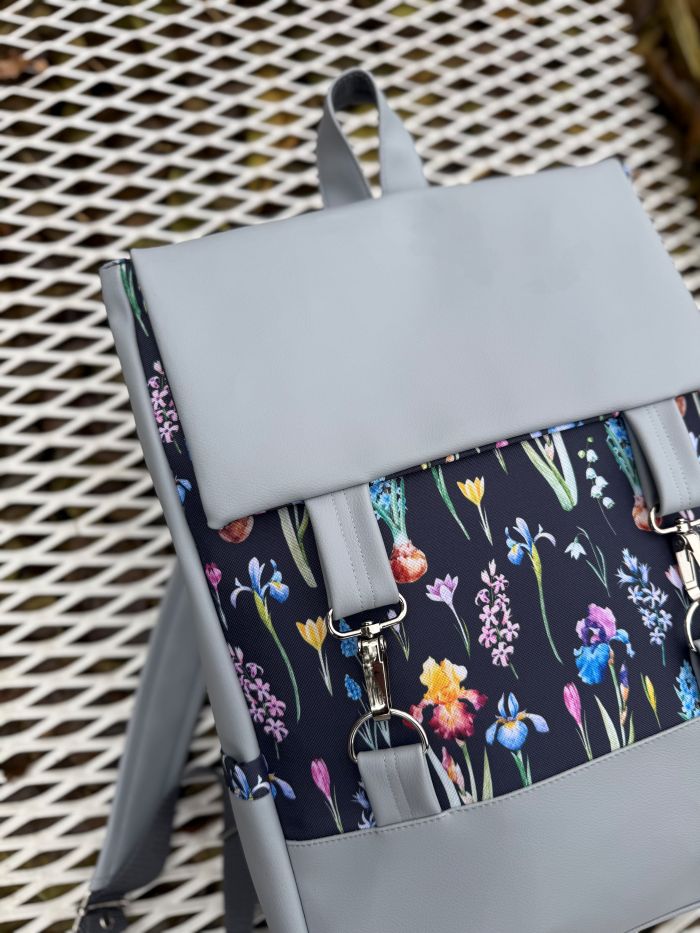 Kuprinė su karabinais