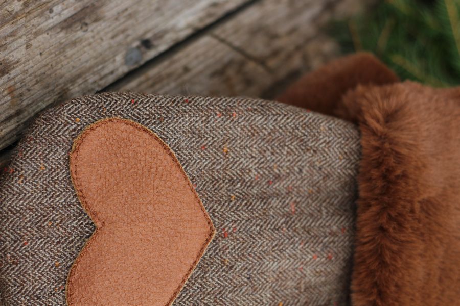 Pirštinės su širdelės aplikacija