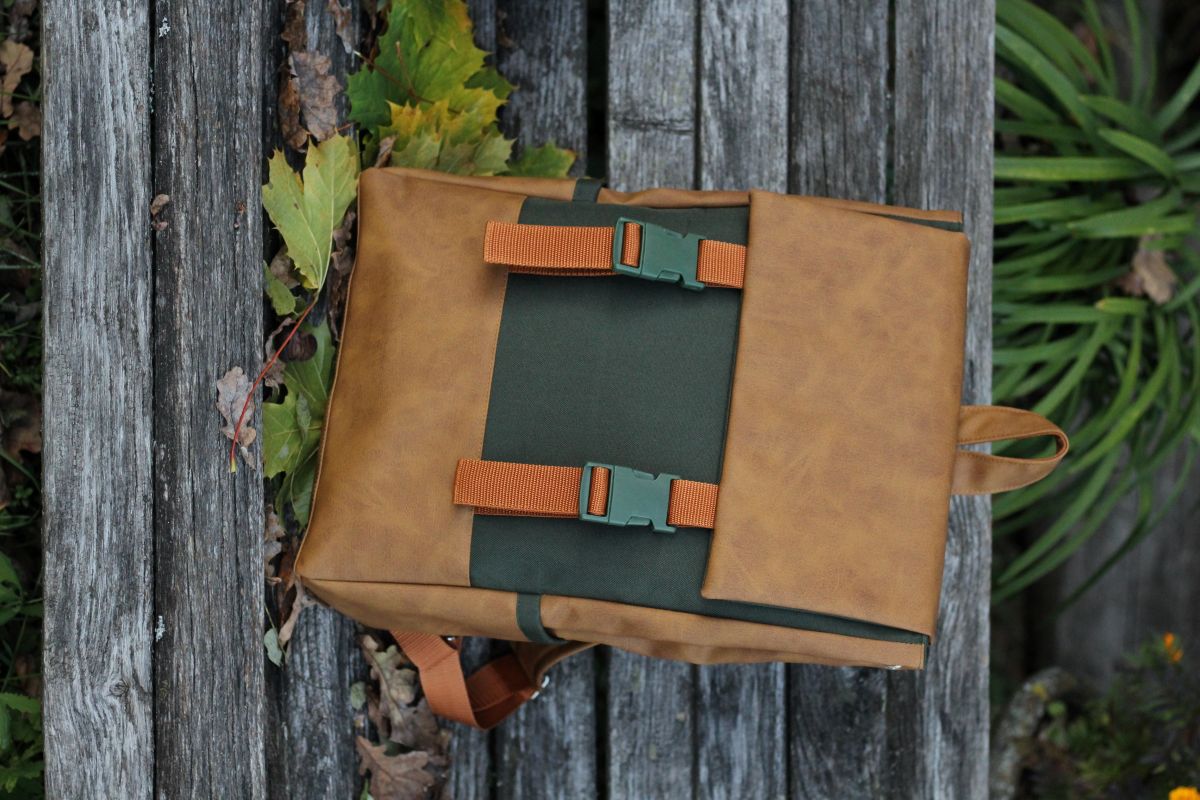 Kuprinė su plastikiniais užsegimais