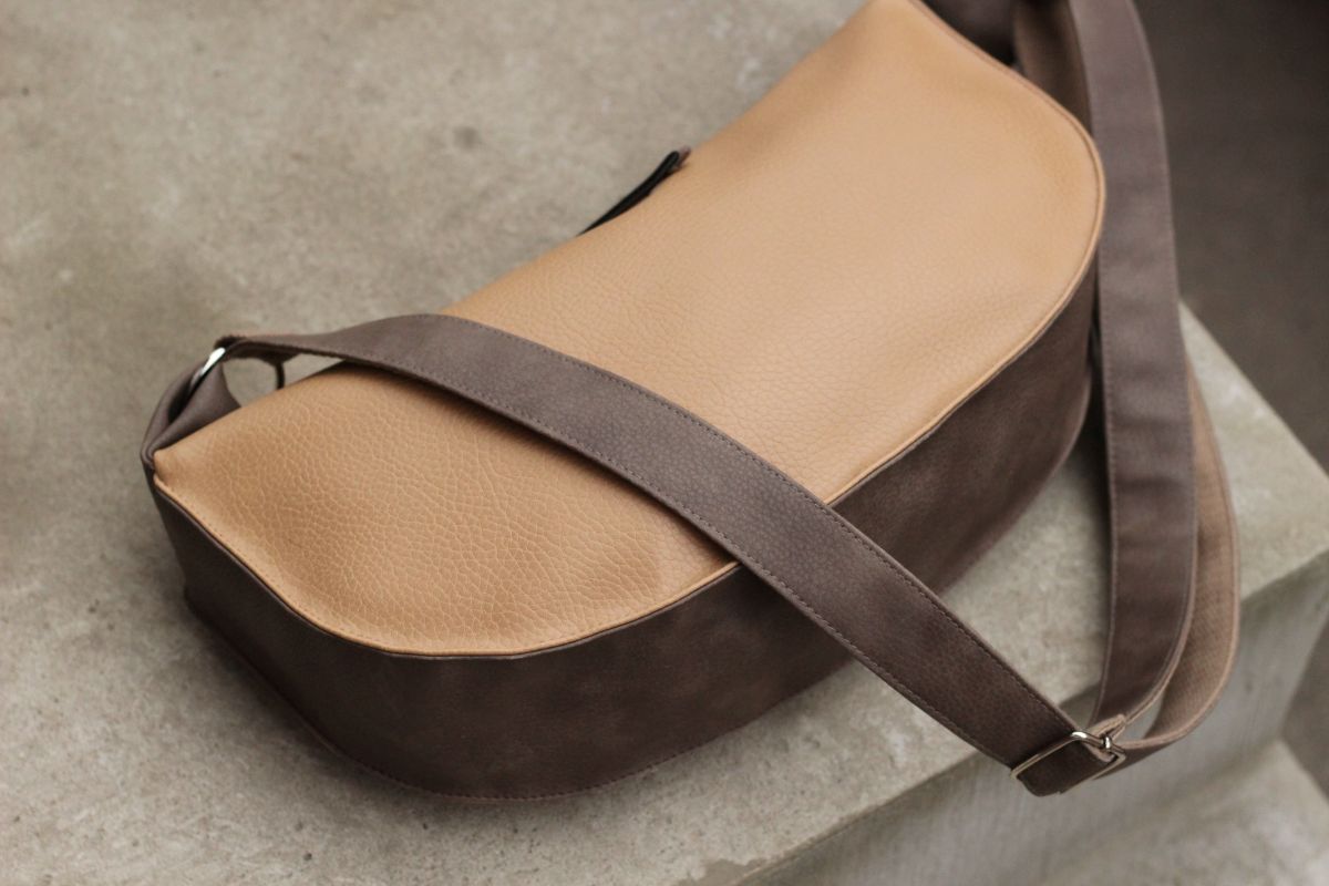 Pusmėnulio formos rankinė