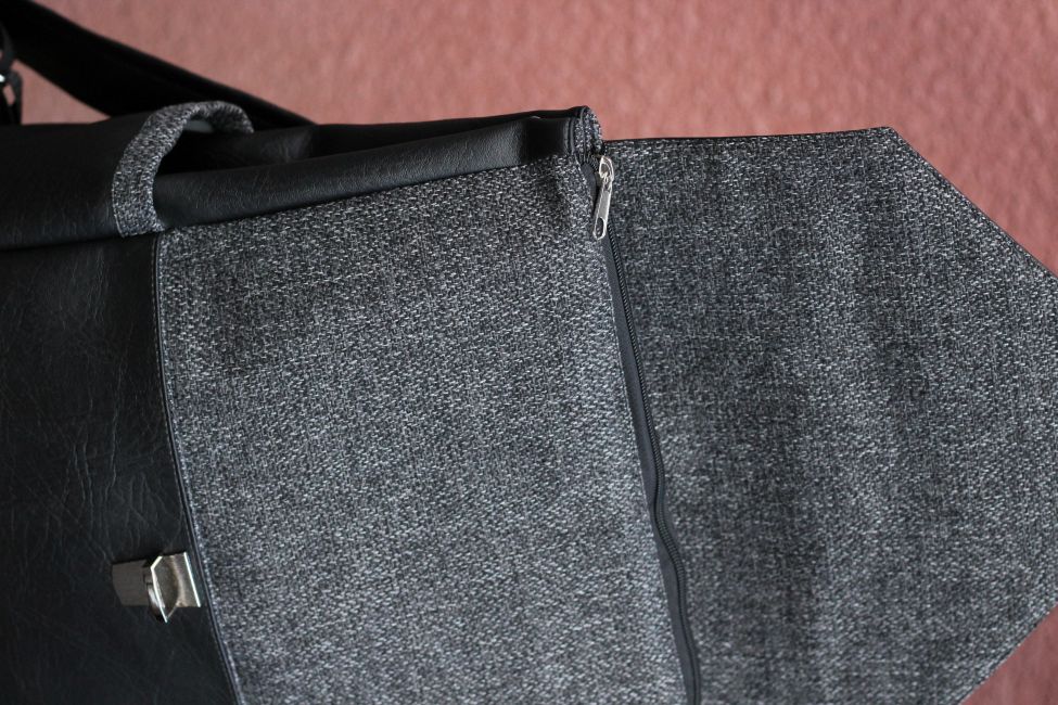 Kuprinė su spynelės užsegimu