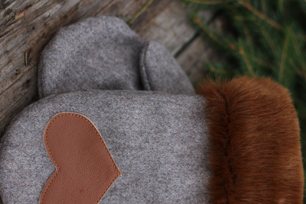 Pirštinės su širdelės aplikacija