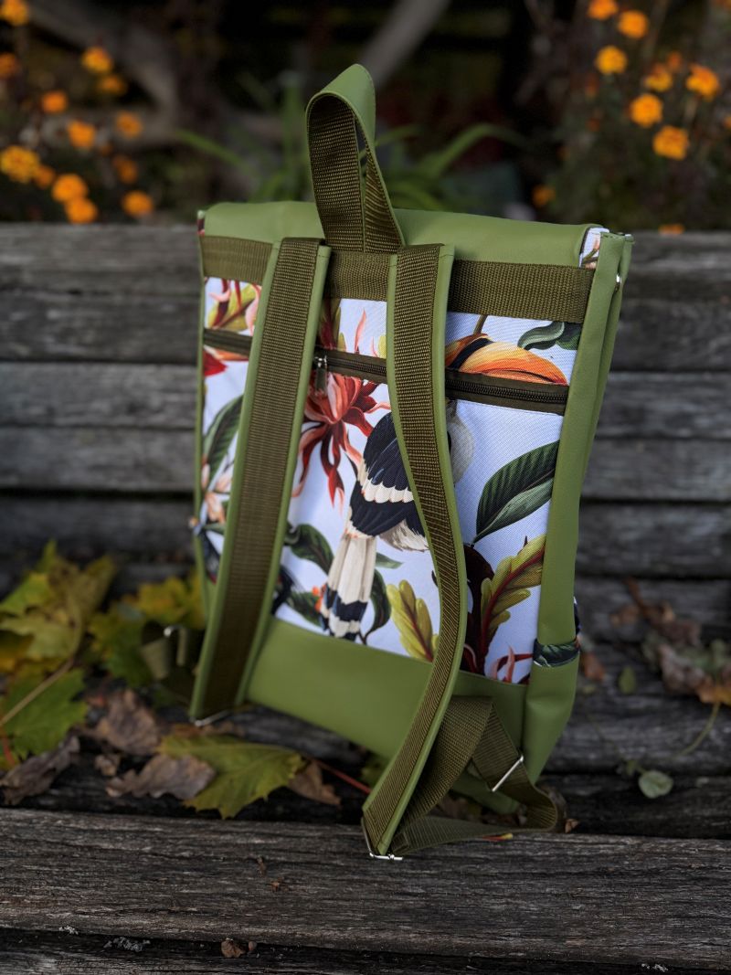 Kuprinė su karabinais