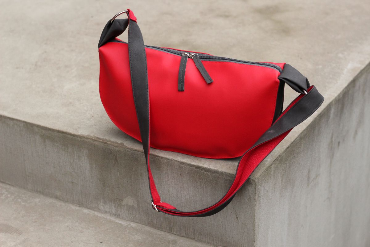 Pusmėnulio formos rankinė