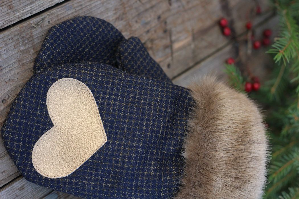 Pirštinės su širdelės aplikacija