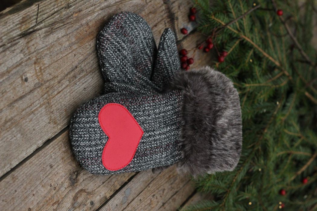 Pirštinės su širdelės aplikacija