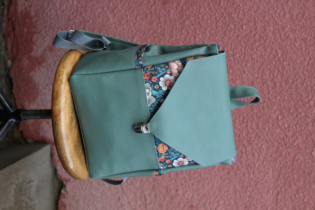 Kuprinė su spynelės užsegimu