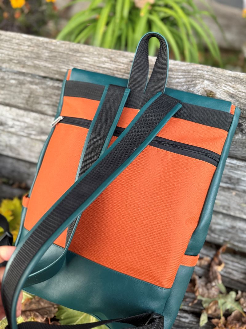 Kuprinė su plastikiniais užsegimais 