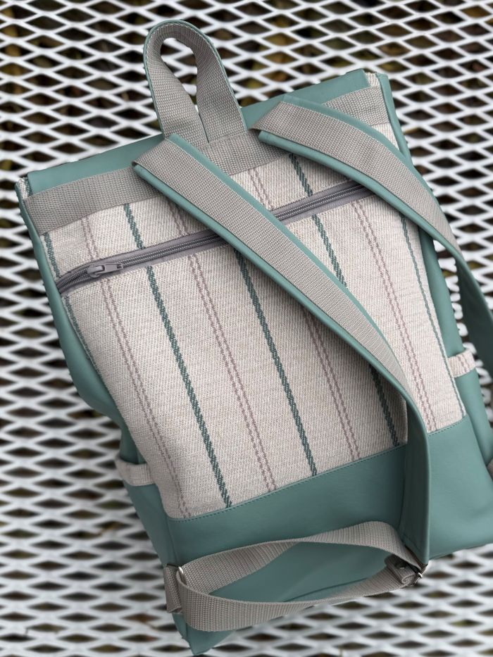 Kuprinė su karabinais