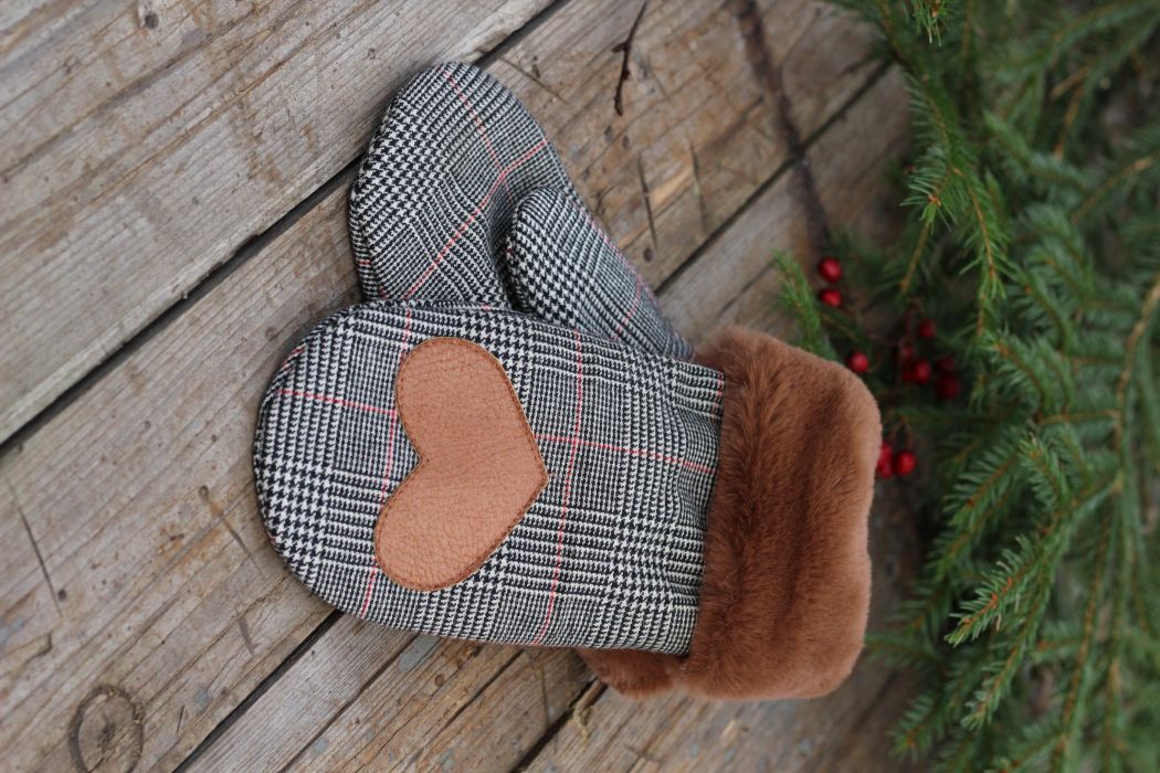 Pirštinės su širdelės aplikacija