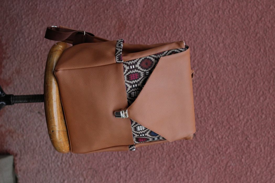 Kuprinė su spynelės užsegimu