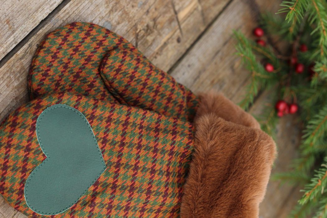 Pirštinės su širdelės aplikacija