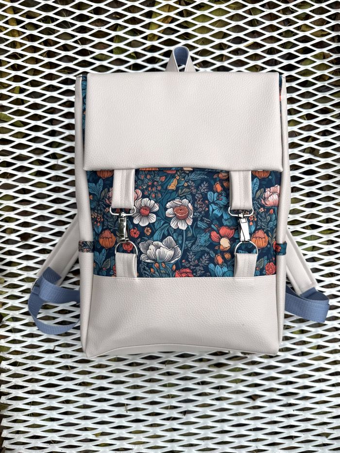 Kuprinė su karabinais