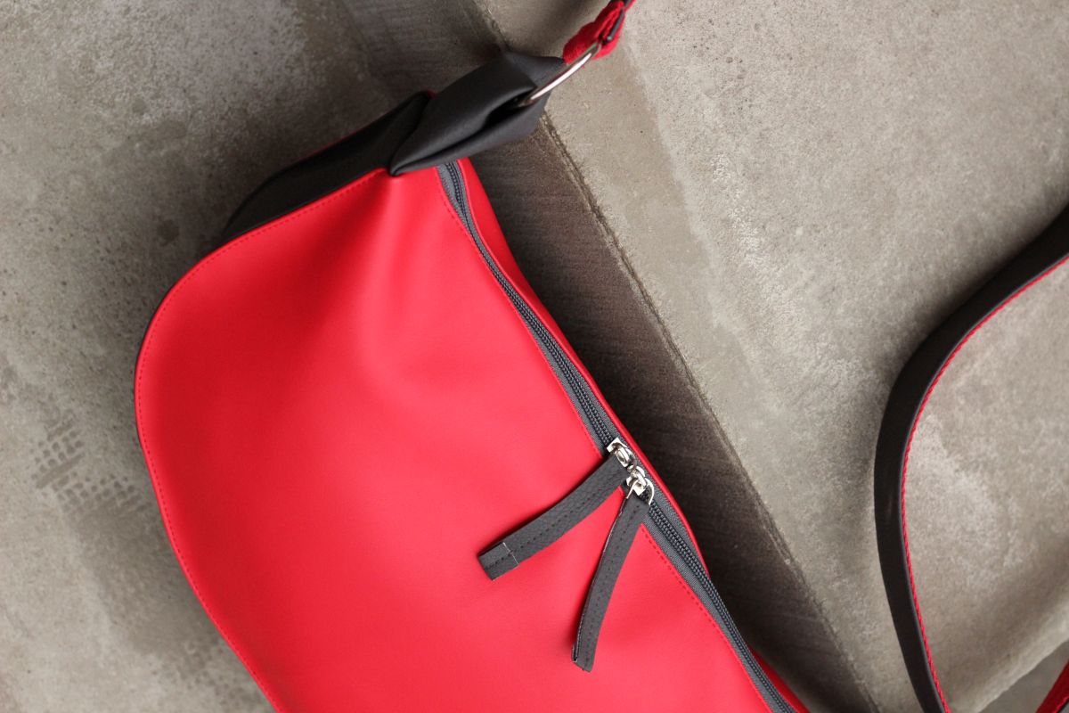 Pusmėnulio formos rankinė