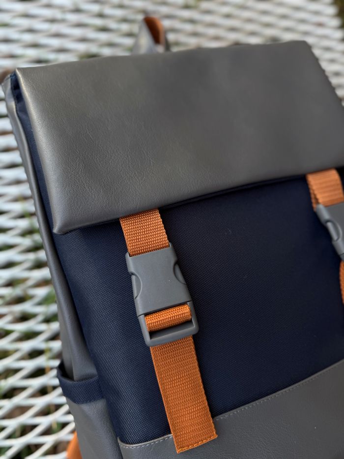 Kuprinė su plastikiniais užsegimais 