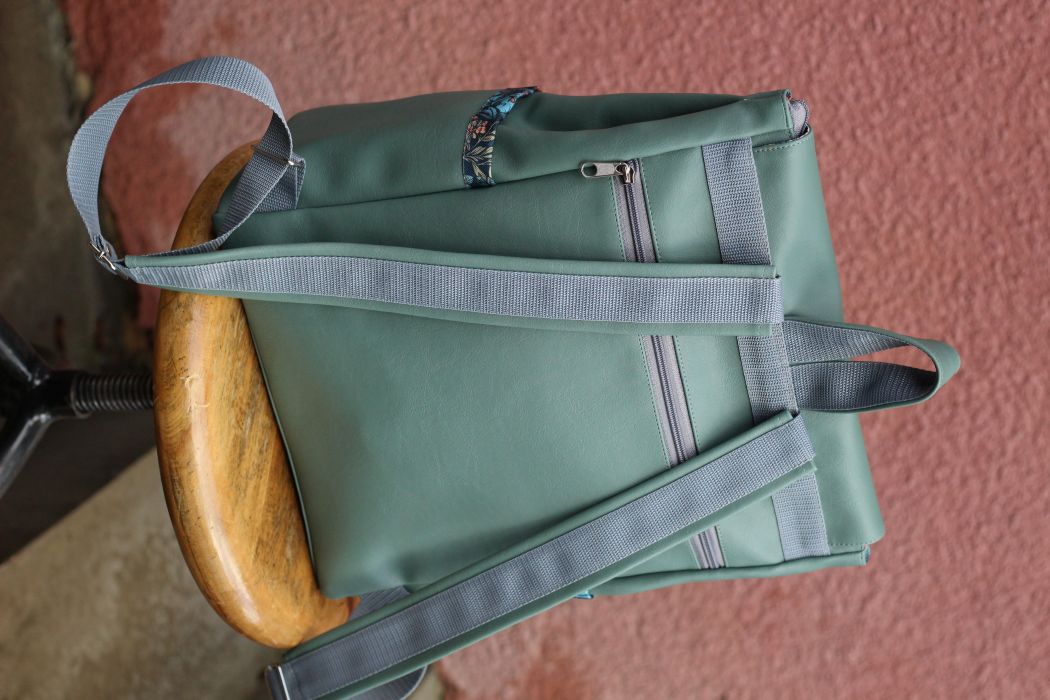 Kuprinė su spynelės užsegimu