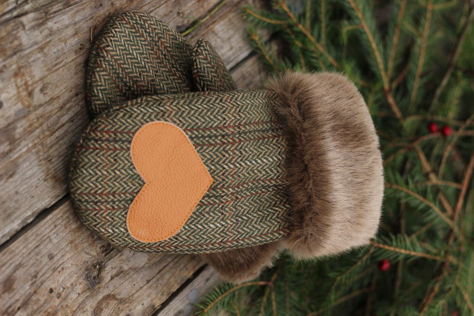 Pirštinės su širdelės aplikacija