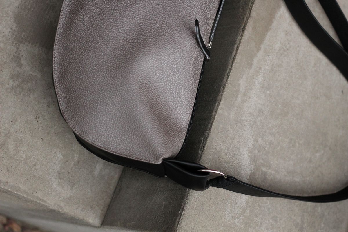 Pusmėnulio formos rankinė