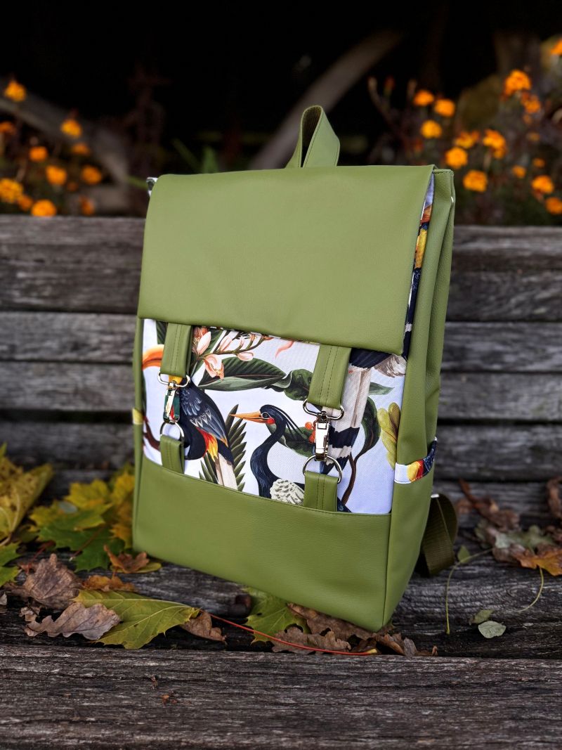 Kuprinė su karabinais