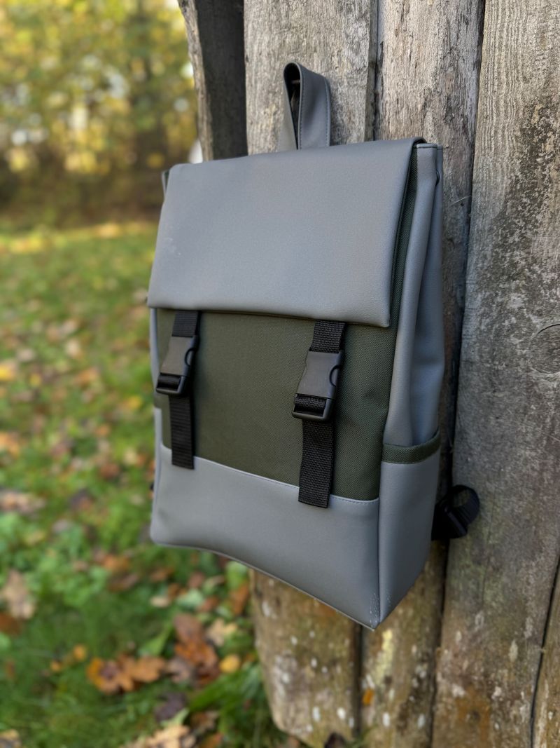 Kuprinė su plastikiniais užsegimais 