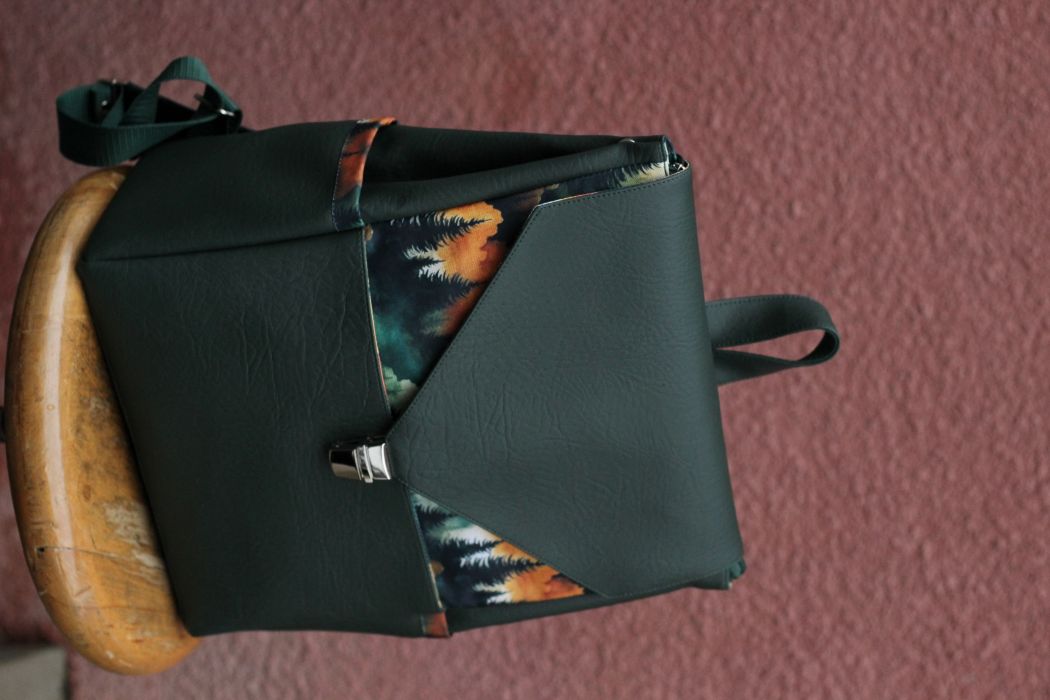 Tamsiai žalios odos kuprinė su spynelės užsegimu